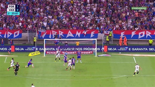 Aos 22 min do 1º tempo - chute de dentro da área defendido de Emerson Rodríguez do Vasco contra o Fortaleza