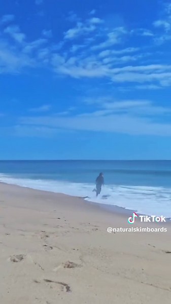 Olas de liner super divertidas! Diversión infinita con tu Skimboard Natural!! Link en la Bio #skimboarding #surf #skateboard #bodyboard #chile