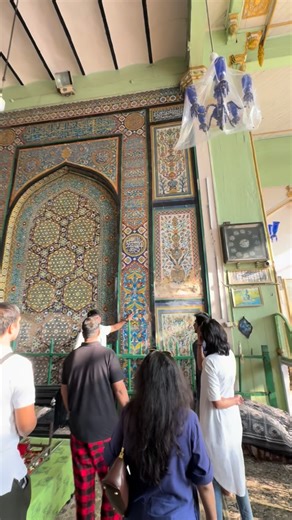 Niketa on Instagram: "Hyderabadi Harkate Hyderabad mai 🥰🤌🏻 (Charminar, story teller, Hyderabadi, Hyderabad, Hyderabadi Hindi, Foodie, food lovers, biryani, Heritage walk, places in Hyderabad, friends) #explore #trending #viral #explorepage #viralvideos #exploremore #instagram #trendingreels #reels #insta #fyp #hyderabad #hyderabadi #biryani #foodie #hindi #hindivoiceover #hyderabadinsta #viralreels❤️ #tfios #insta #instalike #instamood #charminar"
