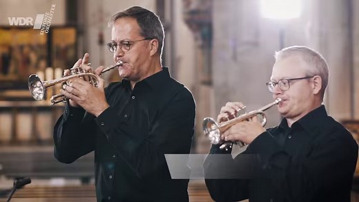 Diese Klänge gehen einem nicht so schnell aus dem Kopf: Vivaldi hat mit seinem "Konzert für 2 Trompeten" ein majestätisches Werk geschaffen. ✨ Organist Markus Lehnert hat es für eine Trio-Besetzung umgearbeitet und spielt es zusammen mit unseren Trompetern Peter Roth und Peter Mönkediek in der wunderbaren Kirche St. Kunibert. 🎺🎺 🎶 Das ganze Werk gibt es hier: https://youtu.be/oI4BajNSCx0 | WDR Sinfonieorchester