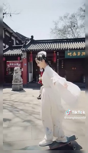 The world is so big, will u walk with me ? ❤️💙💜♥️💛#skateboarding #sports #hanfu #cosplay