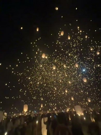 Thousands release glowing lanterns at Rise Festival in Nevada, USA