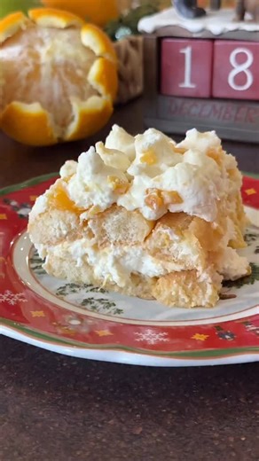 Тетяна Юшина | Найкращі рецепти | Дім | Сад | Затишок on Instagram: "🍰Тосканський сирний десерт з апельсинами🍰 ⠀ Ідеально для Новорічного столу! Зберігайте! ⠀ 200 гр печива Савоярді 300 гр рікоти чи пастоподібного сиру, чи вершкового сиру, чи маскарпоне 3-5 ст.л. згущеного молока (орієнтуйтеся на свій смак) 250 мл. вершків 33-35% 3-4 апельсина (залежно від розміру) 2 ст.л. цукрової пудри. ⠀ З одного апельсина стерти цедру, не зачіпаючи білу частину. Якщо апельсин дуже великий, тоді з половинки