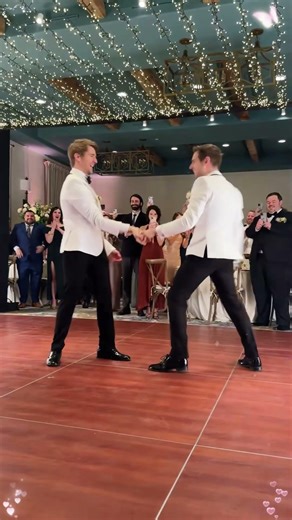 Love Always Wins — The Moment Two Brides Shared the Perfect First Look 😭🌈💍