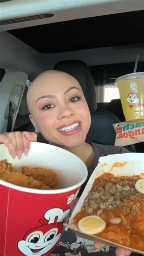 eating Jollibee in the car 😍 I got got the spicy chicken bucket, gravy ofc, spaghetti, adobo rice, peach pie, and ube pie 🥧 #jollibee #friedchicken #mukbang #foodie #foodreview | Janemukbangs