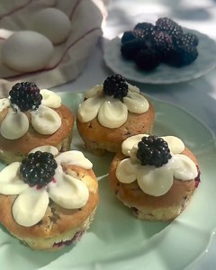 OPSKRIFT: Brombær-muffins med hvid chokolade 😍☀️ Lige nu bugner brombærbuskene med lækre, solmodne brombær. Derfor har vi selvfølgelig været en tur i køkkenet, hvor vi har bagt dejlige brombær-muffins med hvid chokolade, toppet med en lækker cream cheese frosting 😋 Vil du også bage de lækre kager? Så find opskriften lige her 👇 ☀️ DET SKAL DU BRUGE | 12 stk Muffins: 100 g sukker 130 g blødt smør 3 æg 200 g hvedemel 1 tsk bagepulver 1 tsk vaniljesukker 100 g brombær 100 g hvid chokolade Creme c
