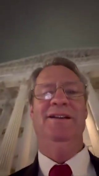 "NASA Hey Kumpel, du weißt, dass sie das ganze Zeug in einem Hollywood-Studio gefilmt haben, wir sind nicht wirklich zum Mond geflogen"Der Republikaner Tim Burchett lässt ganz beiläufig eine der größten Wahrheitsbomben aller Zeiten fallenKönnte 2026 das Jahr sein, in dem wirklich klar wird, dass die Mondlandungen ein kompletter Schwindel waren?