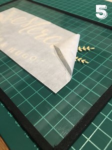 Conseils de pose lettrage adhésif, comment coller un stickers verre, miroir, bois, métal, …