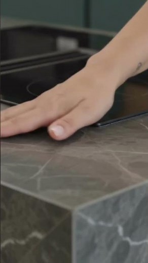 Cucina Moderna in Verde Salvia con Piano Nero Venato 🌿