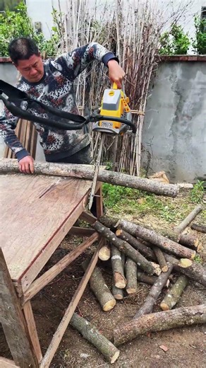 Hold the chainsaw on a table for easier use #shorts