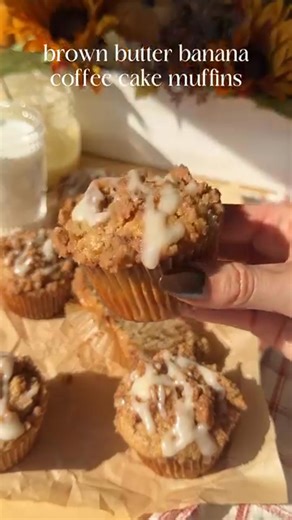 brown butter banana coffee cake muffins 🍌🎂☕️ You guys… the amount of overripe bananas my friends and family give me is truly getting out of hand… but like TWIST my arm I’ll make ANOTHER BANGIN BANANA RECIPPPEEEE 🤤 This muffin is truly everything to meeeeee - the brown butter adds such an amazing flavor to these muffins 😮‍💨😮‍💨 dont even get me STARTED on the crumble and cream cheese glaze 🤪🤪 ITS JUST TOOOOOO GOOOOOD!! Comment “recipe” & I’ll dm you the full written recipe 🫶🏼 | Munchies