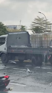 5K views · 11 reactions | Produa bezaa langgar lori siram pokok. Katanya driver… read--mor.re | Kapcai Jahat Kaki Tapau | Facebook