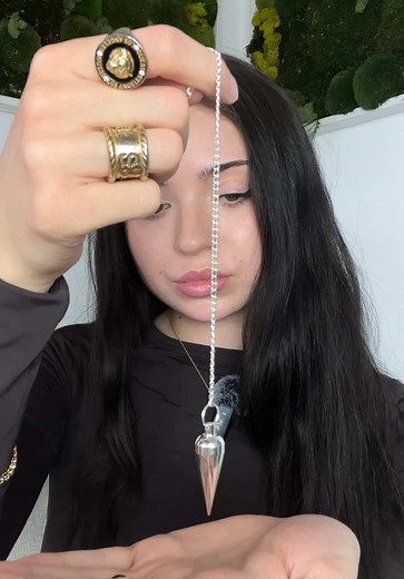 Wolltest du schon immer wissen, wie man pendelt? 🔮 Das Pendel kann ein kraftvolles Tool sein, um Antworten zu finden oder bei Entscheidungen zu helfen. In diesem Video zeige ich dir, wie man richtig mit dem Pendel arbeitet. Eine Auswahl an Pendeln findest du bei uns im Laden! 🤍 #pendel #spiritualität #intuition #higherself #spiritguides