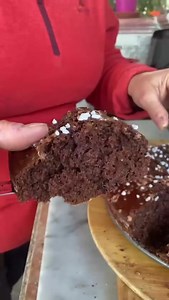 150K views · 4.2K reactions | Ciambella super cioccolatosa!!!!!!Ricetta montare bene 3uova con 180 gr di zucchero poi si aggiunge 80ml di olio di semi ,80ml di latte ,50 gr di cacao 230 gr di farina 00,la buccia di limone grattugiato,80gr di gocce di cioccolato fondente 1 busta di lievito x dolci mescolare bene e infornare a 180 gradi x25 30 min circa #ciambella #cioccolato | Le ricette di Luisa | Facebook