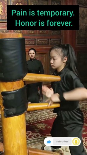 Wing Chun Wooden Dummy Training 🔥 | Fast Hand Techniques & Kung Fu Skills #shorts