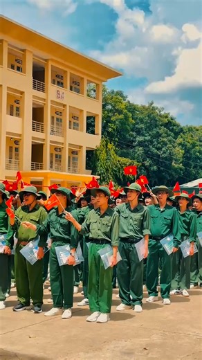 ❤️ “BEE XINH” NHÀ F - THỂ HIỆN LÒNG YÊU NƯỚC TẠI TRUNG TÂM GIÁO DỤC QUỐC PHÒNG - AN NINH ❤️ Trên đường đến giảng đường, tiếng ca “Hát Mãi Khúc Quân Hành” vang lên rộn rã từ những hàng quân áo xanh. 🎶 Giọng hát hoà cùng bước chân đều tăm tắp, tạo nên bức tranh thật đẹp của tuổi trẻ: nhiệt huyết, kỷ luật và tràn đầy niềm tự hào dân tộc. 🇻🇳 Với tinh thần ấy, các “Bee xinh” nhà F không chỉ học tập mà còn lan toả tình yêu Tổ quốc qua từng khoảnh khắc giản dị mà đầy ý nghĩa. | Trung tâm Giáo dục Qu