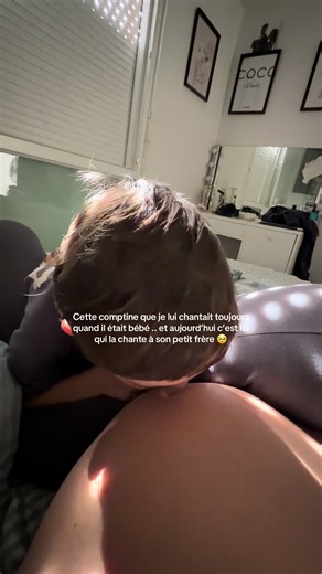 Cette comptine qu’il chantait bébé — maintenant il la chante à son petit frère