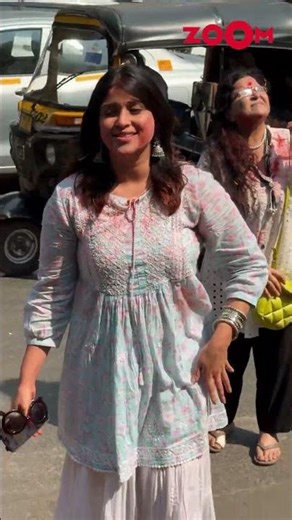 Mannara Chopra wishes happy holi to paps | #shorts #mannarachopra #holispecial