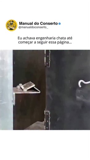 Manual do Conserto on Instagram: "Simples à primeira vista — brilhante na execução. 🚪⚙️ Esse mecanismo de fechamento usa apenas forma, movimento e força elástica para garantir que a porta não volte a abrir nunca mais. Ao ser fechada com rapidez, a lingueta metálica encontra uma rampa inclinada. O impacto faz o gancho subir enquanto a mola acumula energia. No exato instante em que ultrapassa o ponto mais alto, a mola entra em ação e puxa o gancho para baixo, travando tudo no lugar com precisão a