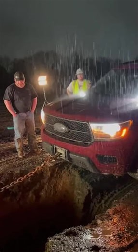 Ford Explorer tows vehicle stuck in mud