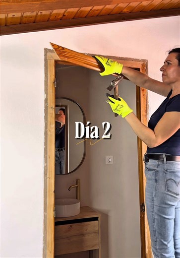 Reforma apartamento: día 2 Esta fue la segunda fase de la reforma, cambiar la puerta del baño que estaba en mal estado y al mismo tiempo darle un toque mas moderno. Con paneles decorativos podemos hacer este tipo de cambios de manera rápida y sin obra 👷 Me sobraron dos paneles así los aproveché para hacer un cabecero que a malas penas ocupara espacio. Esto me vino genial porque el apartamento tiene solo 40 metros y cada centímetro cuenta. Pero aquí hay algo que hace falta para que quede totalme