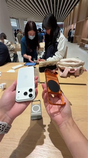 Open and close the sliding cover up and down to decompress the mobile phone case.#iphone17promax
