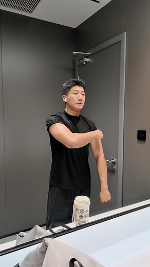 💪🏾 This muscle bro brought his custom tumbler and other gym essentials to the workout! Stay hydrated, stay stylish, stay muscled. #UVPrinting #CustomTumbler #GymLife #eufyMakeE1 #MakeItYours #MakeItReal #everydayessentials #gymdays | eufyMake