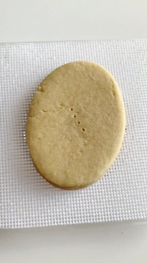 This ring box though 💍 I used rock sugar for the stone! Recipes, presets, classes and more at hanamadecookies.com #decoratedsugarcookies #icingcookies #royalicing | Hanamade Cookies