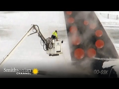 Tragic Plane Crash into the Potomac Speculated to be De-Icing Issue | Air Disasters | Smithsonian