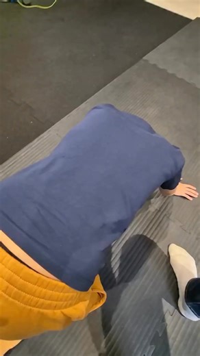 Tester les reflexes c’est une très bonne chose ! Ils nous permettent d’identifier quel système sensoriel est défaillant en produisant un mouvement automatique. Si je teste le RTAC - systeme vestibulaire Si je teste Galant - systeme tactile Mais à la base du fonctionnement du corps humain il y a la boucle sensori-motrice. Cette boucle explique qu’au départ d’une action, on a une perception sensorielle, qui est analysée et interprétée par le cerveau pour ensuite permettre différentes actions motri