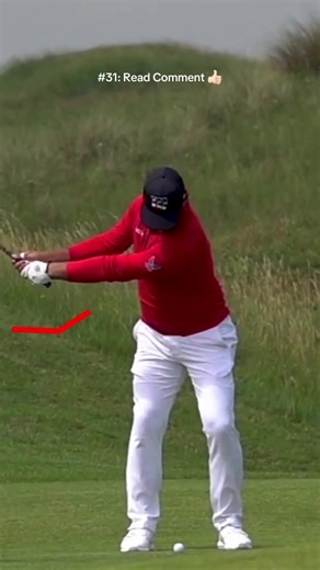 I often get asked when the wrists should start setting in the backswing. Should the wrist angle already be created early in the backswing, or should it happen later in the downswing? With this player, you can see that it happens naturally in the transition. This is very common among professional players. There are also pros who feel it a little earlier, but in general it is not necessary to do it early. If you try to set the wrists too early, you usually end up manipulating the club, which can l