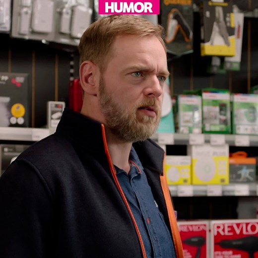 Hvordan håndterer man danske kunder? Ny episode av «Side om side» ligger nå klar i NRK TV! Se den nå: https://tv.nrk.no/serie/side-om-side | NRK Underholdning