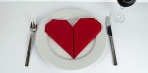 ❤ Serviette falten Herz: Einfache Anleitung für Papierservietten!