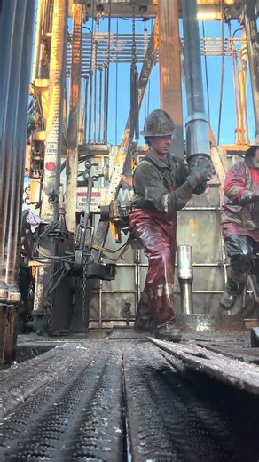 Pulling Out Drill Pipe Floorhand Working