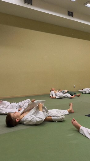 Tempimo pratimai vaikams, tai ne tik malonus judesys po pamokų, bet ir įrodymais pagrįsta investicija į sveiką jų augimą. Augančio vaiko kaulai ilgėja greičiau nei raumenys, todėl raumenys natūraliai įsitempia. Dėl to atsiranda laikysenos pakitimai, nugaros skausmai, koordinacijos sutrikimai ar net padidėja traumų rizika. Reguliarus tempimas padeda „prisivyti“ augančias struktūras – raumenys tampa elastingesni, sąnariai išlaiko normalią amplitudę, o vaiko kūnas juda taip, kaip turi judėti augimo