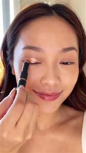 Luxurious, glittering eyeshadow - no need for mixing colors.d #eyeshadow #eyeshadowstick #Eyemakeup #makeup #makeuptutorial