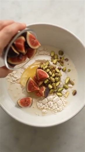 "Sweet, sticky, and simple 🍯🍰 This honey cake with fresh figs is the kind of desserts