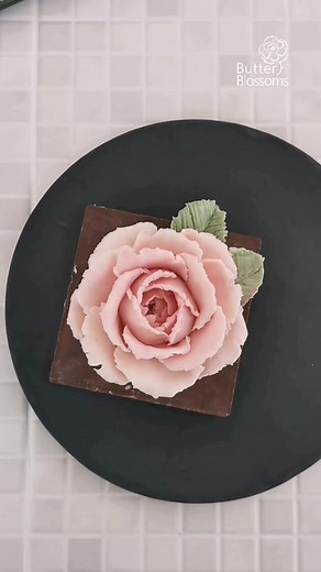 Valentines!! I am still in love with Chocolate Rose on Chocolate Bar❤️ Do buy this idea?🤣🤣🤣 It was inspired by the bouquet of individual flowers, a singer's big rose to present how much I love you!! #chocolateflower #chocolatevalentine #sculpturepainting #butterblossoms #minimalflowers #chocolatesculpture | Butter & blossoms