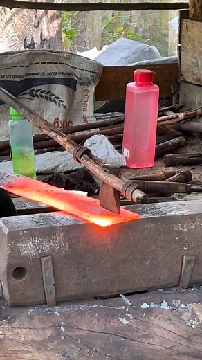 5.7K views | The initial stage of making agricultural tools splitting the iron spring material #fblifestyle #blacksmith #blacksmithing | Pande Besi | Facebook