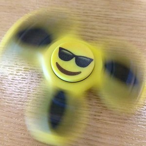 ߷😎#피젯스피너 선물 이벤트😎߷ Emoj - Spin It (The Fidget Song) 듣고 #피젯스피너 받자! 🎶 스트리밍하기: https://WMK.lnk.to/udRnG 댓글로 #피젯스피너송 'Spin It (The Fidget Song)'의 '스트리밍 인증캡처'와 함께 노래 '감상평'을 올려주세요! 추첨으로 6분에게 ##피젯스피너 😎߷를 선물로 드립니다! *당첨발표: 7/21 (금) | 워너뮤직코리아 Warner Music Korea