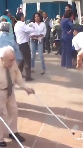 #CapCut #humor #fypシ #viejito #lentejas #potaxies🥑👄🥑 using random audios until i get viral day 1