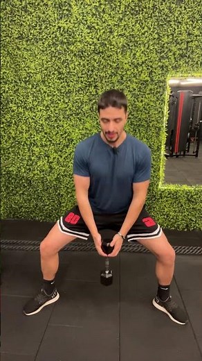 Agachamento Sumô com Halter: O Melhor Exercício para Empinar o Bumbum e Secar as Coxas