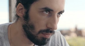 Lomepal victime d'un amour passionnel dans « Trop beau » [VIDEOCLIP]