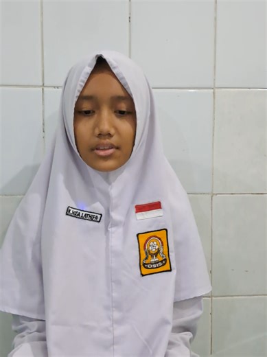 Khoirun Nisa' Lathifah dari SMP Ta’mirul Islam Surakarta. Tembang ke 1 : Serat Wulangreh Pupuh Asmarandana Pada 1 Padha netepana ugi, kabeh parentahing syara, terusna lair batine, salat limang wektu uga, tan kena tininggala, sapa tinggal dadi kupur, yen misih remen neng praja. Dalam Bahasa Indonesia Tetapkan juga seluruh perintah agama secara lahir batin. Sholat lima waktu tidak boleh kau tinggalkan. Barang siapa yang meninggalkan sholat akan menjadi kufur. Itupun jika kau masih mencintai kehidu