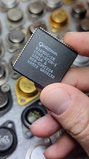 EvilMonkeyz on Instagram: "A chip with seven silicon doodles!? 🤯 - This is the Qualcomm Q1650C-1N, a Viterbi Decoder. The silicon chip inside this part is home to seven wonderful silicon doodles. Which one is your favorite? - If you want to learn more about this part or see more pictures, click on the #CCU0273 hashtag, since this part is also number 273 in the #ComponentsCloseUp series! - ▶️ Come and join the ChipChat Discord server! Invite link is in my bio 😁 . . . . . #Qualcomm #silicondoodl