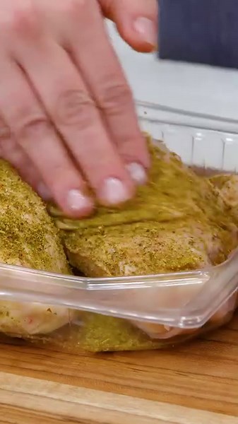 234 reactions · 29 shares | Dry rubs and spice mixes for grilling are trending. Here's a great How-to Video explaining the best way to use a dry rub on chicken. #howto #reels #chicken #spicerub #dryrub | Bell & Evans | Facebook