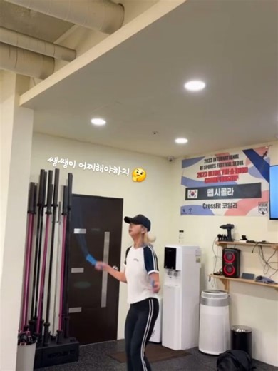 운동하는 멍냥이 on Instagram: "#오크완 오늘 마침 짝꿍이 휴무라고해서 당장 멍냥이가 가끔씩 가는 크로스핏 초대했어여 💪 다른 분위기에서 2시간 같이 한 짝꿍 ! 1시간은 모카번(유산소 위주) 하고 1시간 와드 !!! 모카번 하고 호댝 샤진찍기 ㅋㅋㅋ 으익 힘드러 ! 아니 그래서 쌩쌩이 어찌하는데..? 알려줘 혼자하지말고.... 🤔 담엔 헬스장으로 끌고가야지 😬 CrossFit 1. Strength 5 Sets / 1 Front squat (90%~) 2. Conditioning AMRAP 15 mins 20 KB one arm push press (24/16kg) 60 Double-unders --- Morning Calorie Burn 5 Sets / 50 sec on/10 sec off 1- Row 2- Box jump over 3- Sandbag walking lunge 4- Sled push 5- Bike"