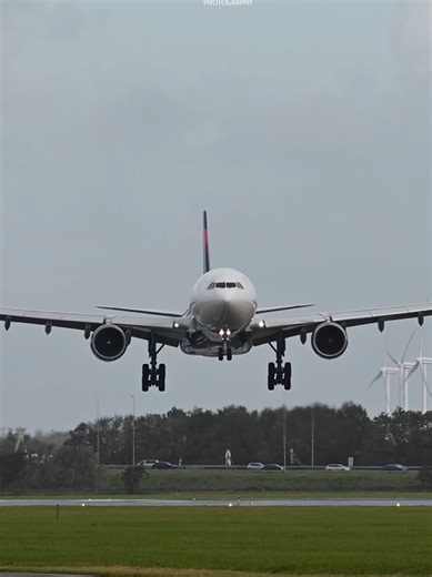 🇺🇸✈️ @delta A330 landing 18R, AMS 🛬 □ □ Full plane spotting content on YouTube 🎥👇 Follow for more ✈️ □ □ #deltaairlines #a330 #schiphol #planespotting #aviation