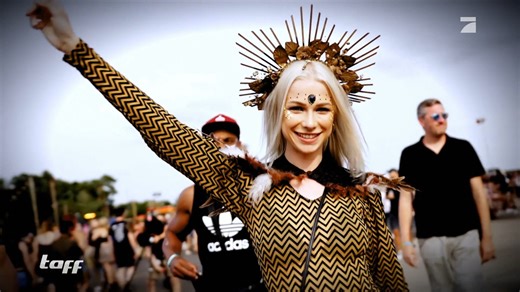 131K views · 741 reactions | Es wurde getanzt, getrunken und gefeiert: Mit über 300 DJs und rund 225.000 Festivalbesucher:innen wurde auf dem diesjährigen PAROOKAVILLE ein neuer Rekord für deutsche EDM-Festivals aufgestellt! 朗 Wir waren für euch vor Ort und haben euch den ultimativen Party-Vibe mitgebracht.   #taff seht ihr von Montag bis Freitag - ab 17:00 Uhr auf ProSieben. #Highlightclip #video #festival #parookaville2022 | taff | Facebook