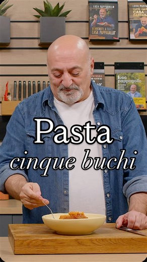 La pasta cinque buchi è un formato di pasta tipico della tradizione siciliana, in particolare della città di Catania. La pasta, con la sua forma unica che trattiene il sugo grazie ai cinque buchi, si sposa perfettamente con un sugo ricco e saporito, preparato con carne di manzo o maiale, pomodoro e aromi. #casapappagallo #lucapappagallo #ricette #ricettadelgiorno | Casa Pappagallo